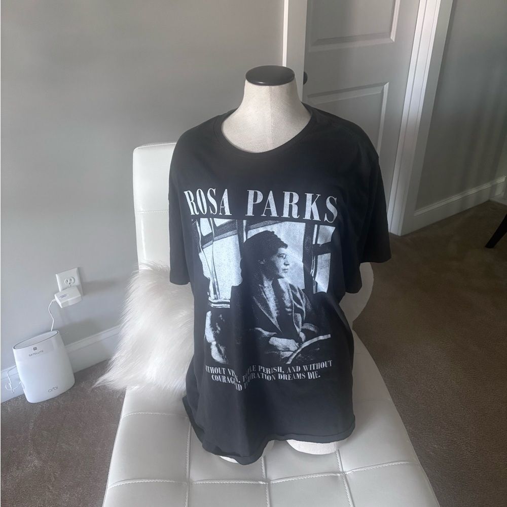 Old Navy Black Short Sleeve Tee with Graphic Design